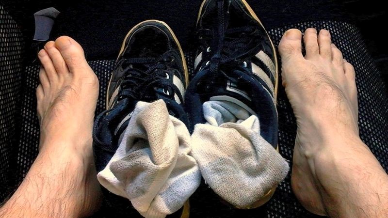 Đi giày và tất cả ngày dễ làm tăng nguy cơ nhiễm nấm da chân