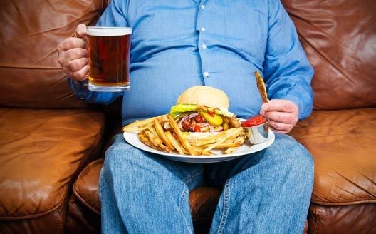 Lười vận động, ăn nhiều đồ ăn nhanh là nguyên nhân gây béo bụng